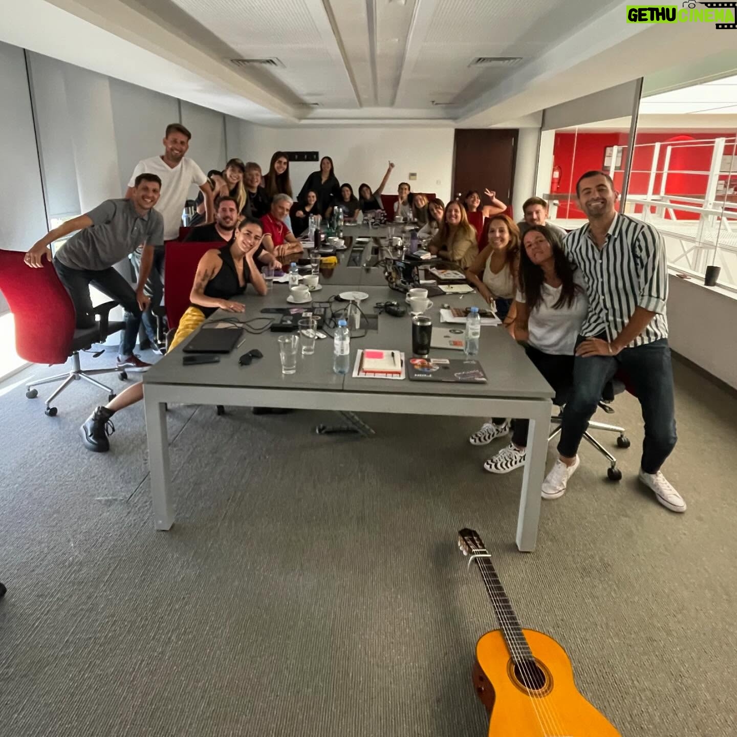 Zoe Gotusso - 39.1K Likes - Hace 10 días salió Cursi,
10 fotos de los días 💋 con amigos de la música
Gracias por escucharlo y seguir escuchándolo.
Los quiero