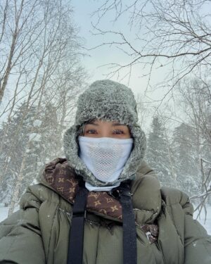 Zoe Tay Instagram - ❄️❄️❄️🤍🤍❄️❄️❄️
哈尔滨，黑龙江～雪乡
十里画廊
-22度～冷❄️🥶

Heilongjiang Province, China is China Snow Town: 
The snow town is located in the China Snow Town National Forest Park, in the Harbin Forestry Bureau‘s administration area in Heilongjiang Province. The park is situated at the intersection of the Zhangguangcai Ridge and Laoyeling in the Changbai Mountains. 

#黑龙江十里画廊
#中国雪乡❄️ 
#与家人之旅 
#chinasnowvillage 
#TenMileNaturalGallery
#零下22度c 
#-22°☃️🥶❄️
#frozen 
#雪景色 
#雪花飘飘北风萧萧 
#snowpark 
#东北之旅🇨🇳 
#新加坡
#佐左伊趴趴走

#ZoeTay #鄭惠玉 #惠声玉影 #佐伊の語
