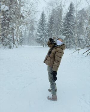 Zoe Tay Instagram - ❄️❄️❄️🤍🤍❄️❄️❄️
哈尔滨，黑龙江～雪乡
十里画廊
-22度～冷❄️🥶

Heilongjiang Province, China is China Snow Town: 
The snow town is located in the China Snow Town National Forest Park, in the Harbin Forestry Bureau‘s administration area in Heilongjiang Province. The park is situated at the intersection of the Zhangguangcai Ridge and Laoyeling in the Changbai Mountains. 

#黑龙江十里画廊
#中国雪乡❄️ 
#与家人之旅 
#chinasnowvillage 
#TenMileNaturalGallery
#零下22度c 
#-22°☃️🥶❄️
#frozen 
#雪景色 
#雪花飘飘北风萧萧 
#snowpark 
#东北之旅🇨🇳 
#新加坡
#佐左伊趴趴走

#ZoeTay #鄭惠玉 #惠声玉影 #佐伊の語