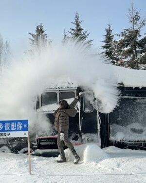 Zoe Tay Instagram - ❄️❄️❄️🤍🤍❄️❄️❄️
哈尔滨，黑龙江～雪乡
十里画廊
-22度～冷❄️🥶

Heilongjiang Province, China is China Snow Town: 
The snow town is located in the China Snow Town National Forest Park, in the Harbin Forestry Bureau‘s administration area in Heilongjiang Province. The park is situated at the intersection of the Zhangguangcai Ridge and Laoyeling in the Changbai Mountains. 

#黑龙江十里画廊
#中国雪乡❄️ 
#与家人之旅 
#chinasnowvillage 
#TenMileNaturalGallery
#零下22度c 
#-22°☃️🥶❄️
#frozen 
#雪景色 
#雪花飘飘北风萧萧 
#snowpark 
#东北之旅🇨🇳 
#新加坡
#佐左伊趴趴走

#ZoeTay #鄭惠玉 #惠声玉影 #佐伊の語