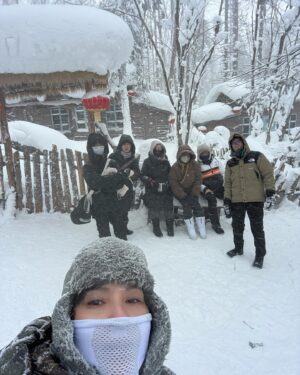 Zoe Tay Instagram - ❄️❄️❄️🤍🤍❄️❄️❄️
哈尔滨，黑龙江～雪乡
十里画廊
-22度～冷❄️🥶

Heilongjiang Province, China is China Snow Town: 
The snow town is located in the China Snow Town National Forest Park, in the Harbin Forestry Bureau‘s administration area in Heilongjiang Province. The park is situated at the intersection of the Zhangguangcai Ridge and Laoyeling in the Changbai Mountains. 

#黑龙江十里画廊
#中国雪乡❄️ 
#与家人之旅 
#chinasnowvillage 
#TenMileNaturalGallery
#零下22度c 
#-22°☃️🥶❄️
#frozen 
#雪景色 
#雪花飘飘北风萧萧 
#snowpark 
#东北之旅🇨🇳 
#新加坡
#佐左伊趴趴走

#ZoeTay #鄭惠玉 #惠声玉影 #佐伊の語