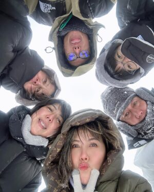 Zoe Tay Instagram - ❄️❄️❄️🤍🤍❄️❄️❄️
哈尔滨，黑龙江～雪乡
十里画廊
-22度～冷❄️🥶

Heilongjiang Province, China is China Snow Town: 
The snow town is located in the China Snow Town National Forest Park, in the Harbin Forestry Bureau‘s administration area in Heilongjiang Province. The park is situated at the intersection of the Zhangguangcai Ridge and Laoyeling in the Changbai Mountains. 

#黑龙江十里画廊
#中国雪乡❄️ 
#与家人之旅 
#chinasnowvillage 
#TenMileNaturalGallery
#零下22度c 
#-22°☃️🥶❄️
#frozen 
#雪景色 
#雪花飘飘北风萧萧 
#snowpark 
#东北之旅🇨🇳 
#新加坡
#佐左伊趴趴走

#ZoeTay #鄭惠玉 #惠声玉影 #佐伊の語