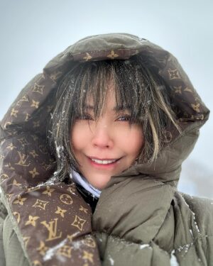 Zoe Tay Instagram - 🤍🤍🤍🎄🫶🏻🎄❄️❄️❄️
圣诞节快乐
鄭氏兄姐妹与姪子之旅🫶🏻

Time together as a
family is a gift. 💝 

#姐妹兄同游哈尔滨
#家人的陪伴勝勝過一切❤️ 
#兄弟姐妹出遊记
#家人之旅💕 
#bondingtime❤️ 
#beautifulsnow❄️❄️❄️❄️ 
#wonderfulmemories🤍🎄❄️
#togetherstronger 
#loveypuallll❤️❤️❤️ 

#XôeTay #鄭惠玉 #惠声玉影 #佐伊の語