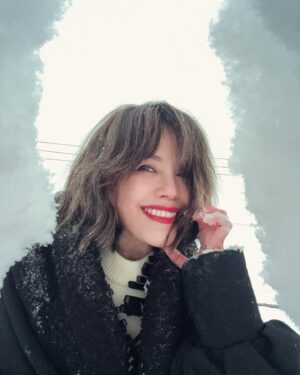 Zoe Tay Instagram - ❄️❄️❄️🤍🤍🤍❄️❄️❄️
Let’s it snow
When snow falls, nature listens.
 
#snowing❄️❄️❄️ 
#lovethewinter 
#snowingday 
#ℒ🤍ve ❄️❄️❄️
#冬天你好 
#雪中漫步果然浪漫 
#蒋二帅视角📷 

#ZoeTay #鄭惠玉 #惠声玉影  #佐伊の語