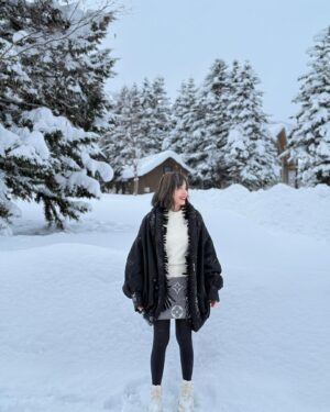Zoe Tay Instagram - ❄️❄️❄️🤍🤍🤍❄️❄️❄️
Let’s it snow
When snow falls, nature listens.
 
#snowing❄️❄️❄️ 
#lovethewinter 
#snowingday 
#ℒ🤍ve ❄️❄️❄️
#冬天你好 
#雪中漫步果然浪漫 
#蒋二帅视角📷 

#ZoeTay #鄭惠玉 #惠声玉影  #佐伊の語