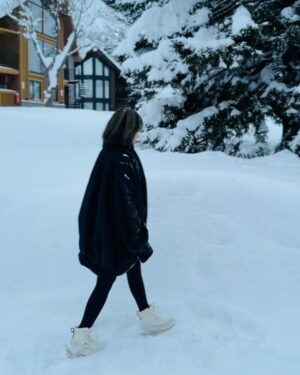 Zoe Tay Instagram - ❄️❄️❄️🤍🤍🤍❄️❄️❄️
Let’s it snow
When snow falls, nature listens.
 
#snowing❄️❄️❄️ 
#lovethewinter 
#snowingday 
#ℒ🤍ve ❄️❄️❄️
#冬天你好 
#雪中漫步果然浪漫 
#蒋二帅视角📷 

#ZoeTay #鄭惠玉 #惠声玉影  #佐伊の語