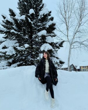 Zoe Tay Instagram - ❄️❄️❄️🤍🤍🤍❄️❄️❄️
Let’s it snow
When snow falls, nature listens.
 
#snowing❄️❄️❄️ 
#lovethewinter 
#snowingday 
#ℒ🤍ve ❄️❄️❄️
#冬天你好 
#雪中漫步果然浪漫 
#蒋二帅视角📷 

#ZoeTay #鄭惠玉 #惠声玉影  #佐伊の語