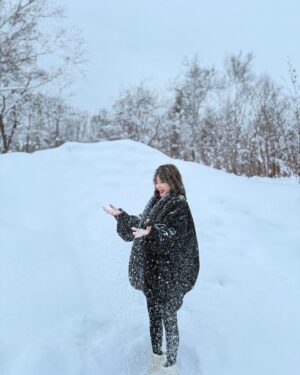 Zoe Tay Instagram - ❄️❄️❄️🤍🤍🤍❄️❄️❄️
Let’s it snow
When snow falls, nature listens.
 
#snowing❄️❄️❄️ 
#lovethewinter 
#snowingday 
#ℒ🤍ve ❄️❄️❄️
#冬天你好 
#雪中漫步果然浪漫 
#蒋二帅视角📷 

#ZoeTay #鄭惠玉 #惠声玉影  #佐伊の語