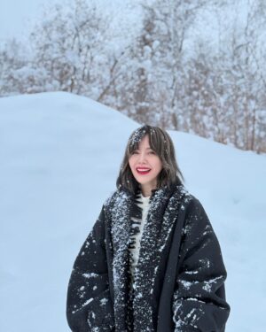 Zoe Tay Instagram - ❄️❄️❄️🤍🤍🤍❄️❄️❄️
Let’s it snow
When snow falls, nature listens.
 
#snowing❄️❄️❄️ 
#lovethewinter 
#snowingday 
#ℒ🤍ve ❄️❄️❄️
#冬天你好 
#雪中漫步果然浪漫 
#蒋二帅视角📷 

#ZoeTay #鄭惠玉 #惠声玉影  #佐伊の語