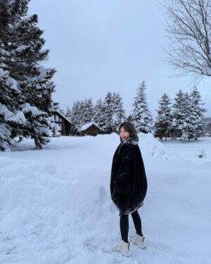 Zoe Tay Instagram - ❄️❄️❄️🤍🤍🤍❄️❄️❄️
Let’s it snow
When snow falls, nature listens.
 
#snowing❄️❄️❄️ 
#lovethewinter 
#snowingday 
#ℒ🤍ve ❄️❄️❄️
#冬天你好 
#雪中漫步果然浪漫 
#蒋二帅视角📷 

#ZoeTay #鄭惠玉 #惠声玉影  #佐伊の語