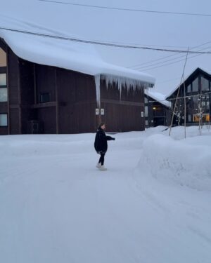 Zoe Tay Instagram - ❄️❄️❄️🤍🤍🤍❄️❄️❄️
Let’s it snow
When snow falls, nature listens.
 
#snowing❄️❄️❄️ 
#lovethewinter 
#snowingday 
#ℒ🤍ve ❄️❄️❄️
#冬天你好 
#雪中漫步果然浪漫 
#蒋二帅视角📷 

#ZoeTay #鄭惠玉 #惠声玉影  #佐伊の語