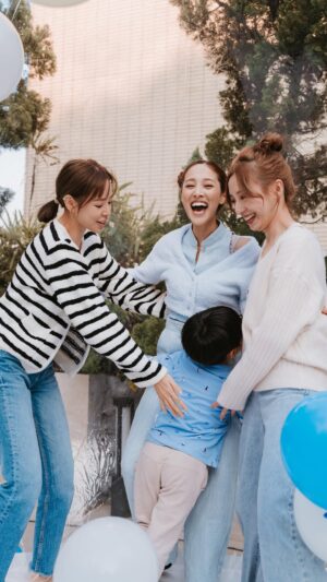 Zoie Tam Instagram - 三個女人一個墟🤭🫣🤫

再加埋成屋細路，well— THIS happens. 🤳🕺🪩 

P.s. support you @kungkaty 快啲投票啦！🏆