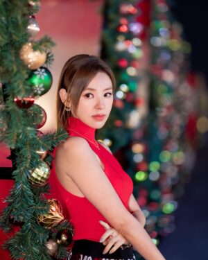 Zoie Tam Instagram - Merry Christmas everyone🎅🏻🎄

The weather is cold but my heart is warm♥️

@jamieleehair @hola.hair.pets 
@henryli_makeup 
@aliceandolivia_hongkong 
@nail_nail_hk