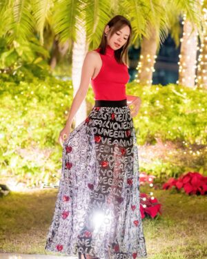 Zoie Tam Instagram - Merry Christmas everyone🎅🏻🎄

The weather is cold but my heart is warm♥️

@jamieleehair @hola.hair.pets 
@henryli_makeup 
@aliceandolivia_hongkong 
@nail_nail_hk