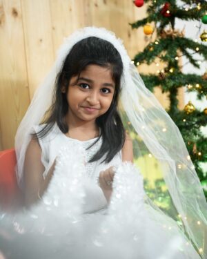 aazhiya sj Instagram - 🎅🌲🎄🧑‍🎄
Merry Christmas to those who are celebrating 🥳😍

#merrychristmas #christmasvibes #photoshoot @smileplzphotography #aazhiya #childartist #rowdybaby