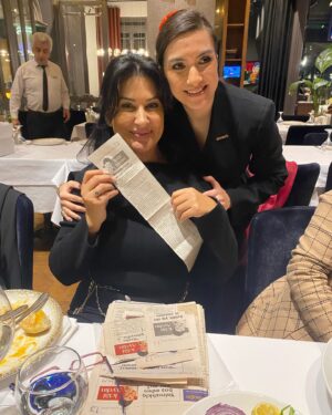 İclal Aydın Instagram - Yollardayım yine… 
Şu anda havaalanında Budapeşte uçağımı bekliyorum. 
Geçen hafta Elazığ’daydım. Baba ocağında. 11 yaşımda yatılı okuduğum Elazığ Anadolu Lisesi’ni gördüm yıllar sonra. Bana çocuk yaşımda uçsuz bucaksz gelen o bahçede yeniden yürüdüm ve şehrin değişimine inanamadım. Zaman dardı akrabalarımın çoğunu göremeden imzamı yaptım, okurlarımla buluştum ve döndüm. Sonra da hooop Samsun’a geçtim. 
@samsuniskadinlaridernegi ‘nin davetlisiydim. Harika geçen saatlerin ardından beni bekleyen bir sürpriz vardı. Dernek üyelerinden sevgili Nagehan hanım yıllardır yazılarımı saklarmış. 
Öyle iyi bir vakitte öyle isabetli yazılar çıkıp geldi ki… 
Kısa saçlı, taze anne halimi gördüm o yazılarda. 
Popüler dünyanın içinde varlığını, yolunu, dilini korumaya çalışan o genç kadına herkesten çok ben haksızlık yapmışım zaman zaman. Hatırlamak gerçekten iyi geldi. Elazığ’da 11 yaşımı, Samsun’da 33 yaşımı düşündüm. Nereden nereye… 
Şimdi başka bir ülkede başka bir dilde yazdıklarımı okuyanlarla buluşmaya gidiyorum. 
Gerçekten ne güzel bir yolculukmuş dünde kalan… 🥰