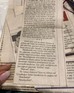 İclal Aydın Instagram - Yollardayım yine… 
Şu anda havaalanında Budapeşte uçağımı bekliyorum. 
Geçen hafta Elazığ’daydım. Baba ocağında. 11 yaşımda yatılı okuduğum Elazığ Anadolu Lisesi’ni gördüm yıllar sonra. Bana çocuk yaşımda uçsuz bucaksz gelen o bahçede yeniden yürüdüm ve şehrin değişimine inanamadım. Zaman dardı akrabalarımın çoğunu göremeden imzamı yaptım, okurlarımla buluştum ve döndüm. Sonra da hooop Samsun’a geçtim. 
@samsuniskadinlaridernegi ‘nin davetlisiydim. Harika geçen saatlerin ardından beni bekleyen bir sürpriz vardı. Dernek üyelerinden sevgili Nagehan hanım yıllardır yazılarımı saklarmış. 
Öyle iyi bir vakitte öyle isabetli yazılar çıkıp geldi ki… 
Kısa saçlı, taze anne halimi gördüm o yazılarda. 
Popüler dünyanın içinde varlığını, yolunu, dilini korumaya çalışan o genç kadına herkesten çok ben haksızlık yapmışım zaman zaman. Hatırlamak gerçekten iyi geldi. Elazığ’da 11 yaşımı, Samsun’da 33 yaşımı düşündüm. Nereden nereye… 
Şimdi başka bir ülkede başka bir dilde yazdıklarımı okuyanlarla buluşmaya gidiyorum. 
Gerçekten ne güzel bir yolculukmuş dünde kalan… 🥰