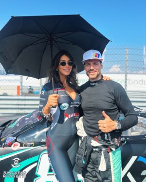 eleonora d'alessandro Instagram - Bye bye #Praga 🇨🇿.
È stato un weekend pazzesco e pieno di colpi di scena. Il prossimo appuntamento con l’ @euronascar è tra 2 settimane in Germania , ma intanto prossima settimana ci vediamo al #MotoGp di #Misano 🏁. Settembre sarà un mese pieno di gare, viaggi, risate e rombi di motori 🏆✌️
•
#euronascae#most#mostcircuit#nascar#motorsport