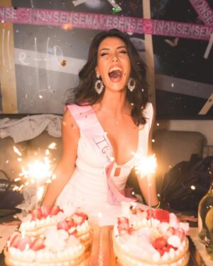 eleonora d'alessandro Instagram -   30 𝙖𝙣𝙣𝙞 🎂 𝙢𝙖 𝙢𝙖𝙞 𝙨𝙚𝙣𝙩𝙞𝙩𝙖 𝙘𝙤𝙨ì 𝙛𝙚𝙡𝙞𝙘𝙚 𝙚 𝙥𝙞𝙚𝙣𝙖 𝙙𝙞 𝙚𝙣𝙚𝙧𝙜𝙞𝙖 🥹✈️..
•
Non ho mai festeggiato con una festa il mio compleanno ma quest’anno grazie alle mie amiche che hanno organizzato tutto questo l’ho fatto, ed è stato uno dei giorni più belli di tutta la mia vita. 🥲 Non mi aspettavo tutto questo affetto e mi lusinga tutto l’amore che ho ricevuto in questi giorni di festa.. Ho gli amici migliori del mondo e sono immensamente grata per tutto ciò che sto vivendo..🙏🏻❤️
Ho 30 anni e sono fiera della donna che sto diventando... che sto diventando anche grazie alle persone che ho fortuna di avere accanto. Grazie a chi ha contribuito a tutto questo e a chi, anche solo con un messaggio, mi ha de dicato un pensiero augurandomi buon compleanno! VI VOGLIO UN BENE IMMENSO 🫶🏻
•
#hb#happybirthday#postofficemilano
Ph: @robertopittore