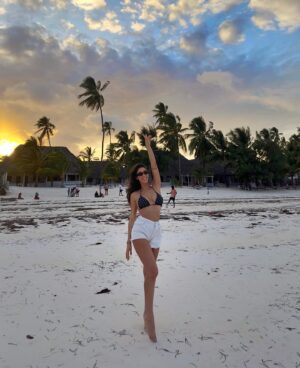 eleonora d'alessandro Instagram - OFF TOPIC: sono 2 mesi che mi alleno come se non ci fosse un domani per mettere un po’ di massa muscolare sul sedere... quindi beccatevi sta foto di schiena e lasciate a casa commenti rompipalle e bigottismo!…

A parte questo è solo un giorno che siamo qui a @labase_zanzibar 📍 e già abbiamo raccolto centinaia di ricordi e di emozioni che ci porteremo dentro per sempre! 🥹 Chi mi conosce lo sa, #Zanzibar è il mio posto preferito nel mondo ed ogni volta che ci torno entro in una bolla di serenità  e pace che non so spiegare a parole… #Tanzania , mi eri mancata da morire 🇹🇿❤️.
•
#Africa#tanzania#visitzanzibar