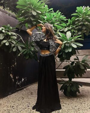 netri nisarg trivedi Instagram - Glittering in my colour 🖤
Styled by : @rudradave33 
Wearing @officialbenbaa