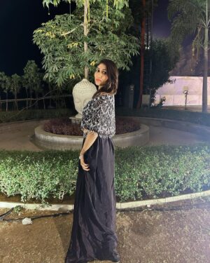 netri nisarg trivedi Instagram - Glittering in my colour 🖤
Styled by : @rudradave33 
Wearing @officialbenbaa