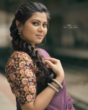 preetha reddy Instagram - Always believe something wonderful is about to happen.

Makeover: @dream_and_glam_makeover 
Hairstyle: @nilas_makeover
Costume: @dream_and_glam_makeover
Jewels: @dream_and_glam_makeover
Click: @editor_sathish

#photoshoot#railwayphotography#loveyourself#shruthi#casualstyle#simplelook#positivevibes#love#flowerphotography
