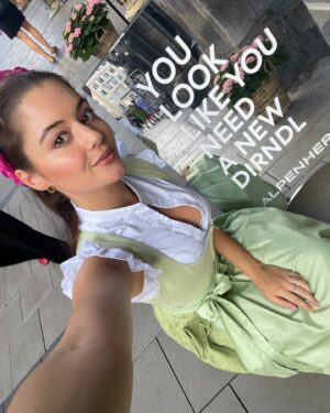zoelle frick Instagram - You look like you need a new Dirndl 🥨🩷🍻 #wiesn#tracht#oktoberfest#dirndlliebe#tracht#alpenherz#dirndltime#dirndllove#trachtenliebe#münchen#münchenträgttracht