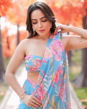Aanchal Munjal Instagram - Dil bhi dhadka, saans bhi thami .. 👄
Styled by @theanunarang
Shot by @mr._mk_photographer
Hair & MUA @sunny_makeup_artist
Shot at @setsinthecity.in 
Saree by @desiwedesi_official on @manerazz_official