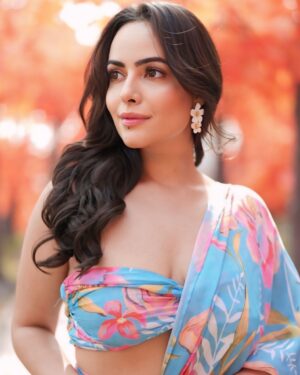 Aanchal Munjal Instagram - Dil bhi dhadka, saans bhi thami .. 👄
Styled by @theanunarang
Shot by @mr._mk_photographer
Hair & MUA @sunny_makeup_artist
Shot at @setsinthecity.in 
Saree by @desiwedesi_official on @manerazz_official