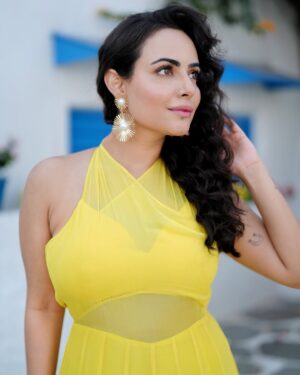 Aanchal Munjal Instagram - Do you know Yellow’s my fav colour ? 👄💛 #HelloFebruary 🧿👀🧚🏻‍♀️
Conceptualised n styled by @theanunarang
Hair & MU by @sunny_makeup_artist 
Shot by @mr._mk_photographer
Location @setsinthecity.in