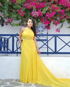 Aanchal Munjal Instagram - Do you know Yellow’s my fav colour ? 👄💛 #HelloFebruary 🧿👀🧚🏻‍♀️
Conceptualised n styled by @theanunarang
Hair & MU by @sunny_makeup_artist 
Shot by @mr._mk_photographer
Location @setsinthecity.in