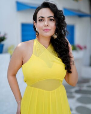 Aanchal Munjal Instagram - Do you know Yellow’s my fav colour ? 👄💛 #HelloFebruary 🧿👀🧚🏻‍♀️
Conceptualised n styled by @theanunarang
Hair & MU by @sunny_makeup_artist 
Shot by @mr._mk_photographer
Location @setsinthecity.in