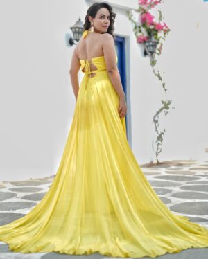 Aanchal Munjal Instagram - Do you know Yellow’s my fav colour ? 👄💛 #HelloFebruary 🧿👀🧚🏻‍♀️
Conceptualised n styled by @theanunarang
Hair & MU by @sunny_makeup_artist 
Shot by @mr._mk_photographer
Location @setsinthecity.in