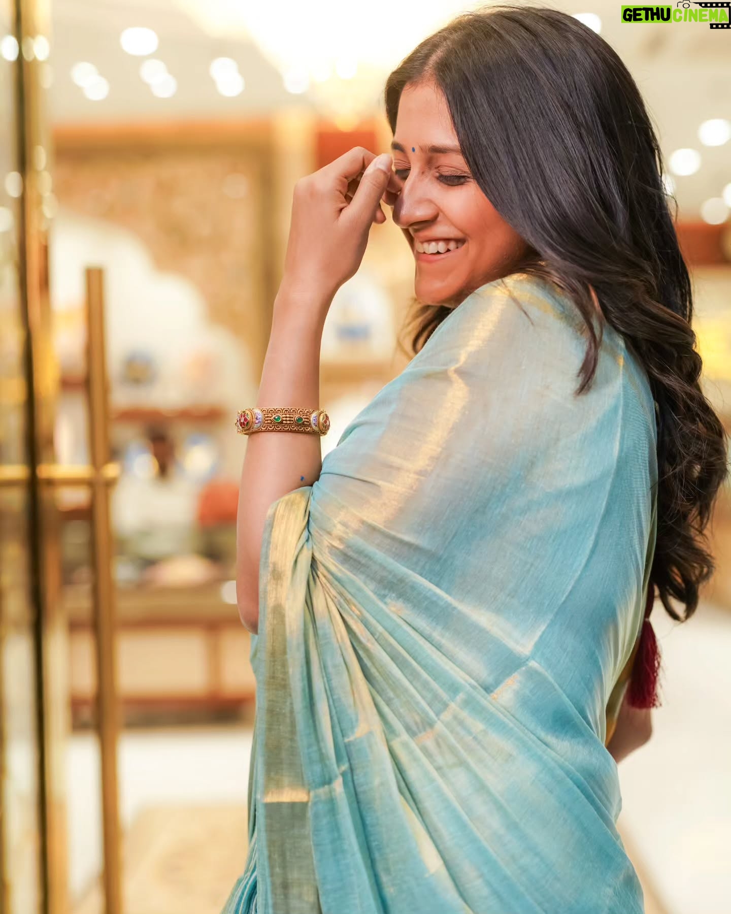 Aarohi Patel - 58.2K Likes - Sarees make me the happiest 🥹🙌🏻
Stylist - @styleitwithniki
Assisted by - @__sakshirangwani
Saree - @eternitybysakshi
Jewellery - @p.c.chandrajewellers
Clicked by @badal_patel52 @chiragpanchal__
Put together by @kalakarassemble