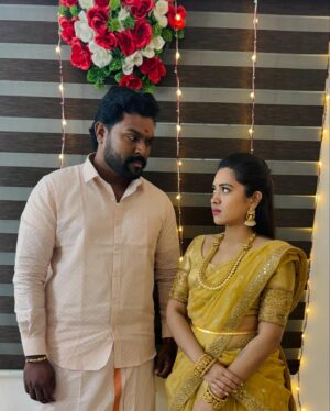 Aarthi Subash Instagram - Swipe right 🤨 for Arumugam&Bhairavi #sindhubhairavi 
#vijaytelevision #tamilserial
