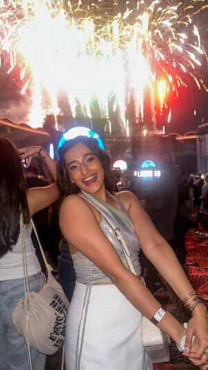 Aashi Adani Instagram - Attended my FIRST @coldplay concert and made memories for a lifetime 🥹♥️✨ #abudhabi #coldplay