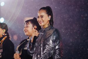 Abao Instagram - 謝謝台灣燈會🏮 雨中還是要漂亮吧 ❤️😆

【 #2025台灣燈會在桃園開幕演出】

BDC 布拉瑞揚舞團｜ABAO阿爆 
那屋瓦少女隊｜R.fu

群舞編舞：布拉瑞揚帕格勒法
FOH : 劉詩偉
藝人造型：Joey Lin （ABAO)
藝人妝髮：風繡絨（ABAO)
造型助理：謝翱

✦✧✦✧ ✦✧✦✧ ✦✧✦✧✦✧✦✧
#2025台灣燈會在桃園 #光聚千塘串桃園
⟢𝟐𝟎𝟐𝟓/𝟐/𝟏𝟐~𝟐/𝟐𝟑
📍主燈展演場(A18展區_高鐵桃園站)
⟢𝟐𝟎𝟐𝟓/𝟐/𝟕-𝟐/𝟐𝟑
📍光的遊戲場(A19展區_桃園體育園區站)
#台灣燈會 #桃園機場捷運 #桃園高鐵站 #taiwanlanternfestival  #交通部觀光署 @taiwan