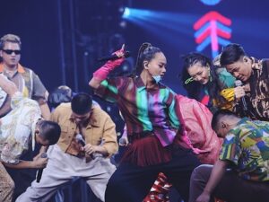 Abao Instagram - 1/28（二） 除夕夜 Here We Are 📣

二度We Are 一樣是集結眾人之力的舞台
非常過癮感謝強大幕後製作團隊
本次擔任原民演出音樂總監的工作
從傳統創新到意象不到的組曲
準備幾個月的來回溝通感謝大家的用心、練習
除夕夜記得收看感謝文總邀請與照顧Masalu ❤️

𖡻播出平台𖡻

文總春節特別節目 — WE ARE 我們的除夕夜
▌播出時間：2025/01/28（二）19:00-24:00
▌電視播出：三立都會台、三立台灣台、中華電信MOD、TaiwanPlus
▌網路播出：文化總會YouTube、Hami Video、LINE TODAY、TaiwanPlus

𖡻 Team we are 我們的歡樂慶典 𖡻

演出團隊：ABAO阿爆 、那屋瓦少女隊、貨櫃兄弟、Ponay卜耐、Arase阿拉斯、布拉瑞揚舞團、出力舞集、蘭嶼小飛魚文化展演隊 

音樂總監：ABAO阿爆
群舞編舞：布拉瑞揚帕格勒法、蔡巴奈、顏子矞
組曲編曲：徐平、Musa明馬丁 
FOH | 混音：劉詩偉

藝人造型：Joey Lin （那屋瓦團隊）
藝人妝髮：風繡絨（那屋瓦團隊）
造型助理：謝翱
動態側錄：Navi

#WeAre我們的除夕夜  @gacc.tw