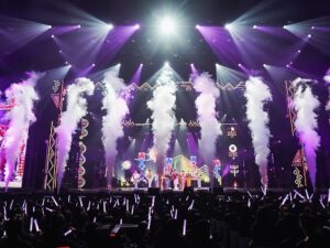 Abao Instagram - 1/28（二） 除夕夜 Here We Are 📣

二度We Are 一樣是集結眾人之力的舞台
非常過癮感謝強大幕後製作團隊
本次擔任原民演出音樂總監的工作
從傳統創新到意象不到的組曲
準備幾個月的來回溝通感謝大家的用心、練習
除夕夜記得收看感謝文總邀請與照顧Masalu ❤️

𖡻播出平台𖡻

文總春節特別節目 — WE ARE 我們的除夕夜
▌播出時間：2025/01/28（二）19:00-24:00
▌電視播出：三立都會台、三立台灣台、中華電信MOD、TaiwanPlus
▌網路播出：文化總會YouTube、Hami Video、LINE TODAY、TaiwanPlus

𖡻 Team we are 我們的歡樂慶典 𖡻

演出團隊：ABAO阿爆 、那屋瓦少女隊、貨櫃兄弟、Ponay卜耐、Arase阿拉斯、布拉瑞揚舞團、出力舞集、蘭嶼小飛魚文化展演隊 

音樂總監：ABAO阿爆
群舞編舞：布拉瑞揚帕格勒法、蔡巴奈、顏子矞
組曲編曲：徐平、Musa明馬丁 
FOH | 混音：劉詩偉

藝人造型：Joey Lin （那屋瓦團隊）
藝人妝髮：風繡絨（那屋瓦團隊）
造型助理：謝翱
動態側錄：Navi

#WeAre我們的除夕夜  @gacc.tw