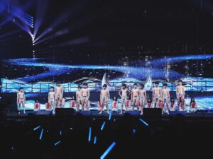 Abao Instagram - 1/28（二） 除夕夜 Here We Are 📣

二度We Are 一樣是集結眾人之力的舞台
非常過癮感謝強大幕後製作團隊
本次擔任原民演出音樂總監的工作
從傳統創新到意象不到的組曲
準備幾個月的來回溝通感謝大家的用心、練習
除夕夜記得收看感謝文總邀請與照顧Masalu ❤️

𖡻播出平台𖡻

文總春節特別節目 — WE ARE 我們的除夕夜
▌播出時間：2025/01/28（二）19:00-24:00
▌電視播出：三立都會台、三立台灣台、中華電信MOD、TaiwanPlus
▌網路播出：文化總會YouTube、Hami Video、LINE TODAY、TaiwanPlus

𖡻 Team we are 我們的歡樂慶典 𖡻

演出團隊：ABAO阿爆 、那屋瓦少女隊、貨櫃兄弟、Ponay卜耐、Arase阿拉斯、布拉瑞揚舞團、出力舞集、蘭嶼小飛魚文化展演隊 

音樂總監：ABAO阿爆
群舞編舞：布拉瑞揚帕格勒法、蔡巴奈、顏子矞
組曲編曲：徐平、Musa明馬丁 
FOH | 混音：劉詩偉

藝人造型：Joey Lin （那屋瓦團隊）
藝人妝髮：風繡絨（那屋瓦團隊）
造型助理：謝翱
動態側錄：Navi

#WeAre我們的除夕夜  @gacc.tw
