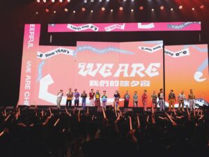 Abao Instagram - 1/28（二） 除夕夜 Here We Are 📣

二度We Are 一樣是集結眾人之力的舞台
非常過癮感謝強大幕後製作團隊
本次擔任原民演出音樂總監的工作
從傳統創新到意象不到的組曲
準備幾個月的來回溝通感謝大家的用心、練習
除夕夜記得收看感謝文總邀請與照顧Masalu ❤️

𖡻播出平台𖡻

文總春節特別節目 — WE ARE 我們的除夕夜
▌播出時間：2025/01/28（二）19:00-24:00
▌電視播出：三立都會台、三立台灣台、中華電信MOD、TaiwanPlus
▌網路播出：文化總會YouTube、Hami Video、LINE TODAY、TaiwanPlus

𖡻 Team we are 我們的歡樂慶典 𖡻

演出團隊：ABAO阿爆 、那屋瓦少女隊、貨櫃兄弟、Ponay卜耐、Arase阿拉斯、布拉瑞揚舞團、出力舞集、蘭嶼小飛魚文化展演隊 

音樂總監：ABAO阿爆
群舞編舞：布拉瑞揚帕格勒法、蔡巴奈、顏子矞
組曲編曲：徐平、Musa明馬丁 
FOH | 混音：劉詩偉

藝人造型：Joey Lin （那屋瓦團隊）
藝人妝髮：風繡絨（那屋瓦團隊）
造型助理：謝翱
動態側錄：Navi

#WeAre我們的除夕夜  @gacc.tw