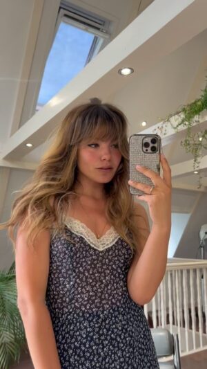 Abbey Hoes Instagram - Waarom ben ik zo; gaat ze brunette wil ze blond, gaat ze blond wil ze zwart, gaat ze zwart wil ze rood. Rood? Ik bedoel blauw. Of nee toch roze. Of ben ik toch meer een brunette. Oké you get my point. Never ending story.