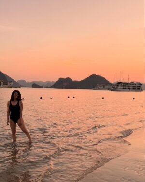 Abhidnya Bhave Instagram - Just a water baby enjoying her sunsets🫠🧿🐟❤️🌇

#30sbaby 

Clicked by my pool partner @sayali_sanjeev_official
