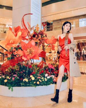 Adela Sou Instagram - 【澳門壹號廣塲💫必須寵愛自己和家人！新年豐賞禮遇錦囊GET❗️】

🎋 農曆新年即將到來，你有冇好好地慰勞去年辛勤工作嘅自己呢？或是精心地挑選禮物送給親愛嘅他/她！💕 

奢華海濱購物目的地 #壹號廣塲 @onecentralmacau 化身夢幻花園，以繁花似錦、蝶舞紛飛嘅美妙景象為靈感，打造「繁花蝶舞慶豐年」🦋 吉祥新年裝飾場景，同大家一齊歡欣地踏入蛇年🐍！除咗可以同咁靚嘅裝置拍照外，準備購物嘅朋友，記得留意商場在農曆新年推出嘅購物回贈及一系列禮遇🛍️！

BVLGARI @bvlgari 嘅珠寶💎就非常適合蛇年！
仲偶遇新開嘅護膚品集合店Peak Hour House @peakhourhouse ，有好多依家好紅小眾品牌譬如 BIOEFFECT、OMG、Kore等等！

———————————————
🔖 凡於1月29日至2月7日單筆消費滿澳門幣10,000元或以上，即可享可享高達 5.2% 的購物回贈及一系列禮遇🎁✨！

包括：電子購物券、立減雙重賞、MGM 澳門美高梅餐飲禮券、澳門文華東方雙人下午茶和BESPOKE 雋環農曆新年禮品！

另外🔻即日起至2月5日，可以參加澳門壹號廣塲官方IG【有禮打卡】活動，即有機會免費獲得商塲精選禮品！

1. 點進去👉🏻關注 @onecentralmacau
2. 在【有禮打卡】活動圖片按讚並標記3位好友，並留言一句「新年祝福語」

📸 @jezstylingimage 

 ———————————————
📌 「繁花蝶舞慶豐年」
🗓 由即日起至2月15日（免費向公眾開放）
🎟️ 免費入場
⏰ 10:30 - 23:00
📍 澳門壹號廣塲地面層及一層

#澳門壹號廣塲 #澳門春節 #澳門購物 #OneCentralMacau