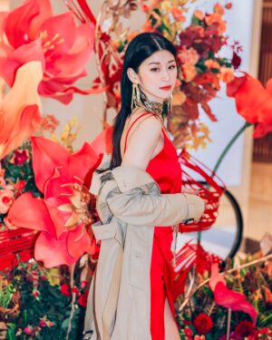 Adela Sou Instagram - 【澳門壹號廣塲💫必須寵愛自己和家人！新年豐賞禮遇錦囊GET❗️】

🎋 農曆新年即將到來，你有冇好好地慰勞去年辛勤工作嘅自己呢？或是精心地挑選禮物送給親愛嘅他/她！💕 

奢華海濱購物目的地 #壹號廣塲 @onecentralmacau 化身夢幻花園，以繁花似錦、蝶舞紛飛嘅美妙景象為靈感，打造「繁花蝶舞慶豐年」🦋 吉祥新年裝飾場景，同大家一齊歡欣地踏入蛇年🐍！除咗可以同咁靚嘅裝置拍照外，準備購物嘅朋友，記得留意商場在農曆新年推出嘅購物回贈及一系列禮遇🛍️！

BVLGARI @bvlgari 嘅珠寶💎就非常適合蛇年！
仲偶遇新開嘅護膚品集合店Peak Hour House @peakhourhouse ，有好多依家好紅小眾品牌譬如 BIOEFFECT、OMG、Kore等等！

———————————————
🔖 凡於1月29日至2月7日單筆消費滿澳門幣10,000元或以上，即可享可享高達 5.2% 的購物回贈及一系列禮遇🎁✨！

包括：電子購物券、立減雙重賞、MGM 澳門美高梅餐飲禮券、澳門文華東方雙人下午茶和BESPOKE 雋環農曆新年禮品！

另外🔻即日起至2月5日，可以參加澳門壹號廣塲官方IG【有禮打卡】活動，即有機會免費獲得商塲精選禮品！

1. 點進去👉🏻關注 @onecentralmacau
2. 在【有禮打卡】活動圖片按讚並標記3位好友，並留言一句「新年祝福語」

📸 @jezstylingimage 

 ———————————————
📌 「繁花蝶舞慶豐年」
🗓 由即日起至2月15日（免費向公眾開放）
🎟️ 免費入場
⏰ 10:30 - 23:00
📍 澳門壹號廣塲地面層及一層

#澳門壹號廣塲 #澳門春節 #澳門購物 #OneCentralMacau