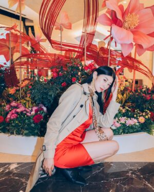 Adela Sou Instagram - 【澳門壹號廣塲💫必須寵愛自己和家人！新年豐賞禮遇錦囊GET❗️】

🎋 農曆新年即將到來，你有冇好好地慰勞去年辛勤工作嘅自己呢？或是精心地挑選禮物送給親愛嘅他/她！💕 

奢華海濱購物目的地 #壹號廣塲 @onecentralmacau 化身夢幻花園，以繁花似錦、蝶舞紛飛嘅美妙景象為靈感，打造「繁花蝶舞慶豐年」🦋 吉祥新年裝飾場景，同大家一齊歡欣地踏入蛇年🐍！除咗可以同咁靚嘅裝置拍照外，準備購物嘅朋友，記得留意商場在農曆新年推出嘅購物回贈及一系列禮遇🛍️！

BVLGARI @bvlgari 嘅珠寶💎就非常適合蛇年！
仲偶遇新開嘅護膚品集合店Peak Hour House @peakhourhouse ，有好多依家好紅小眾品牌譬如 BIOEFFECT、OMG、Kore等等！

———————————————
🔖 凡於1月29日至2月7日單筆消費滿澳門幣10,000元或以上，即可享可享高達 5.2% 的購物回贈及一系列禮遇🎁✨！

包括：電子購物券、立減雙重賞、MGM 澳門美高梅餐飲禮券、澳門文華東方雙人下午茶和BESPOKE 雋環農曆新年禮品！

另外🔻即日起至2月5日，可以參加澳門壹號廣塲官方IG【有禮打卡】活動，即有機會免費獲得商塲精選禮品！

1. 點進去👉🏻關注 @onecentralmacau
2. 在【有禮打卡】活動圖片按讚並標記3位好友，並留言一句「新年祝福語」

📸 @jezstylingimage 

 ———————————————
📌 「繁花蝶舞慶豐年」
🗓 由即日起至2月15日（免費向公眾開放）
🎟️ 免費入場
⏰ 10:30 - 23:00
📍 澳門壹號廣塲地面層及一層

#澳門壹號廣塲 #澳門春節 #澳門購物 #OneCentralMacau