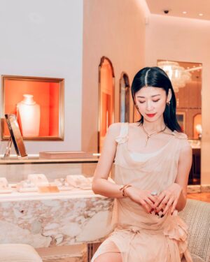 Adela Sou Instagram - 【澳門壹號廣塲💫必須寵愛自己和家人！新年豐賞禮遇錦囊GET❗️】

🎋 農曆新年即將到來，你有冇好好地慰勞去年辛勤工作嘅自己呢？或是精心地挑選禮物送給親愛嘅他/她！💕 

奢華海濱購物目的地 #壹號廣塲 @onecentralmacau 化身夢幻花園，以繁花似錦、蝶舞紛飛嘅美妙景象為靈感，打造「繁花蝶舞慶豐年」🦋 吉祥新年裝飾場景，同大家一齊歡欣地踏入蛇年🐍！除咗可以同咁靚嘅裝置拍照外，準備購物嘅朋友，記得留意商場在農曆新年推出嘅購物回贈及一系列禮遇🛍️！

BVLGARI @bvlgari 嘅珠寶💎就非常適合蛇年！
仲偶遇新開嘅護膚品集合店Peak Hour House @peakhourhouse ，有好多依家好紅小眾品牌譬如 BIOEFFECT、OMG、Kore等等！

———————————————
🔖 凡於1月29日至2月7日單筆消費滿澳門幣10,000元或以上，即可享可享高達 5.2% 的購物回贈及一系列禮遇🎁✨！

包括：電子購物券、立減雙重賞、MGM 澳門美高梅餐飲禮券、澳門文華東方雙人下午茶和BESPOKE 雋環農曆新年禮品！

另外🔻即日起至2月5日，可以參加澳門壹號廣塲官方IG【有禮打卡】活動，即有機會免費獲得商塲精選禮品！

1. 點進去👉🏻關注 @onecentralmacau
2. 在【有禮打卡】活動圖片按讚並標記3位好友，並留言一句「新年祝福語」

📸 @jezstylingimage 

 ———————————————
📌 「繁花蝶舞慶豐年」
🗓 由即日起至2月15日（免費向公眾開放）
🎟️ 免費入場
⏰ 10:30 - 23:00
📍 澳門壹號廣塲地面層及一層

#澳門壹號廣塲 #澳門春節 #澳門購物 #OneCentralMacau