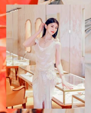 Adela Sou Instagram - 【澳門壹號廣塲💫必須寵愛自己和家人！新年豐賞禮遇錦囊GET❗️】

🎋 農曆新年即將到來，你有冇好好地慰勞去年辛勤工作嘅自己呢？或是精心地挑選禮物送給親愛嘅他/她！💕 

奢華海濱購物目的地 #壹號廣塲 @onecentralmacau 化身夢幻花園，以繁花似錦、蝶舞紛飛嘅美妙景象為靈感，打造「繁花蝶舞慶豐年」🦋 吉祥新年裝飾場景，同大家一齊歡欣地踏入蛇年🐍！除咗可以同咁靚嘅裝置拍照外，準備購物嘅朋友，記得留意商場在農曆新年推出嘅購物回贈及一系列禮遇🛍️！

BVLGARI @bvlgari 嘅珠寶💎就非常適合蛇年！
仲偶遇新開嘅護膚品集合店Peak Hour House @peakhourhouse ，有好多依家好紅小眾品牌譬如 BIOEFFECT、OMG、Kore等等！

———————————————
🔖 凡於1月29日至2月7日單筆消費滿澳門幣10,000元或以上，即可享可享高達 5.2% 的購物回贈及一系列禮遇🎁✨！

包括：電子購物券、立減雙重賞、MGM 澳門美高梅餐飲禮券、澳門文華東方雙人下午茶和BESPOKE 雋環農曆新年禮品！

另外🔻即日起至2月5日，可以參加澳門壹號廣塲官方IG【有禮打卡】活動，即有機會免費獲得商塲精選禮品！

1. 點進去👉🏻關注 @onecentralmacau
2. 在【有禮打卡】活動圖片按讚並標記3位好友，並留言一句「新年祝福語」

📸 @jezstylingimage 

 ———————————————
📌 「繁花蝶舞慶豐年」
🗓 由即日起至2月15日（免費向公眾開放）
🎟️ 免費入場
⏰ 10:30 - 23:00
📍 澳門壹號廣塲地面層及一層

#澳門壹號廣塲 #澳門春節 #澳門購物 #OneCentralMacau