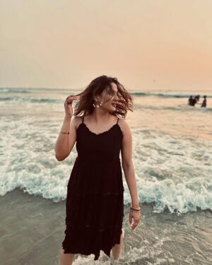 Aditi Ravi Instagram - only U🌊& I 🖤 

@trekke_travel_ 
@njstays_ 

@_her_day__ 

#instalove #sea #baga